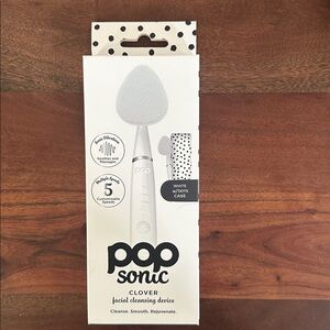 NWT Pop Sonic Clover Facial Cleansing Device with Case